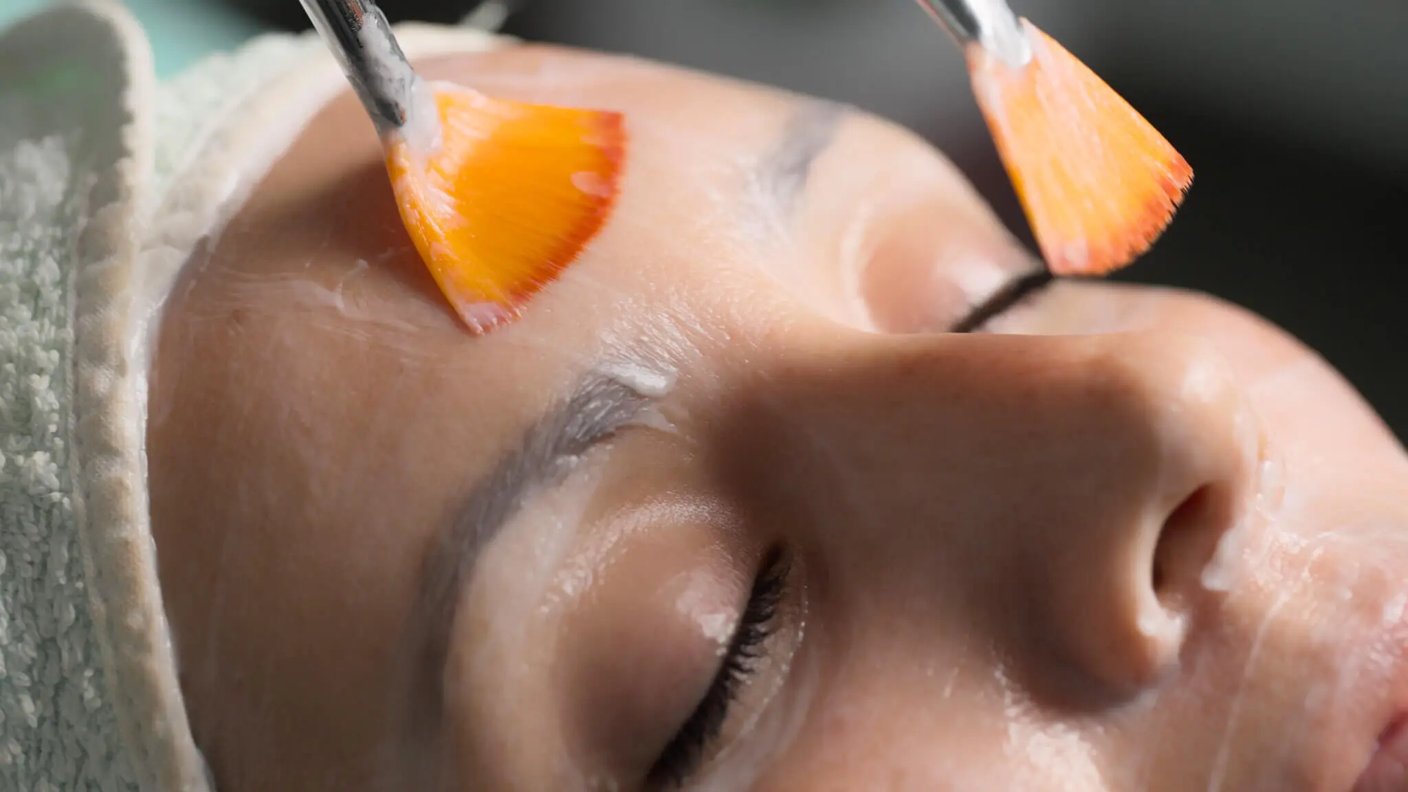 Mujer recibiendo un tratamiento de peeling facial.